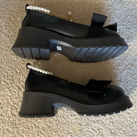Shoes with Bows and Pearl ankle detail. Sz 40 - Picture 2 of 5
